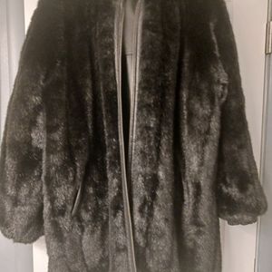 Women 100% leather coat. FOX FUR ON THE INSIDE.